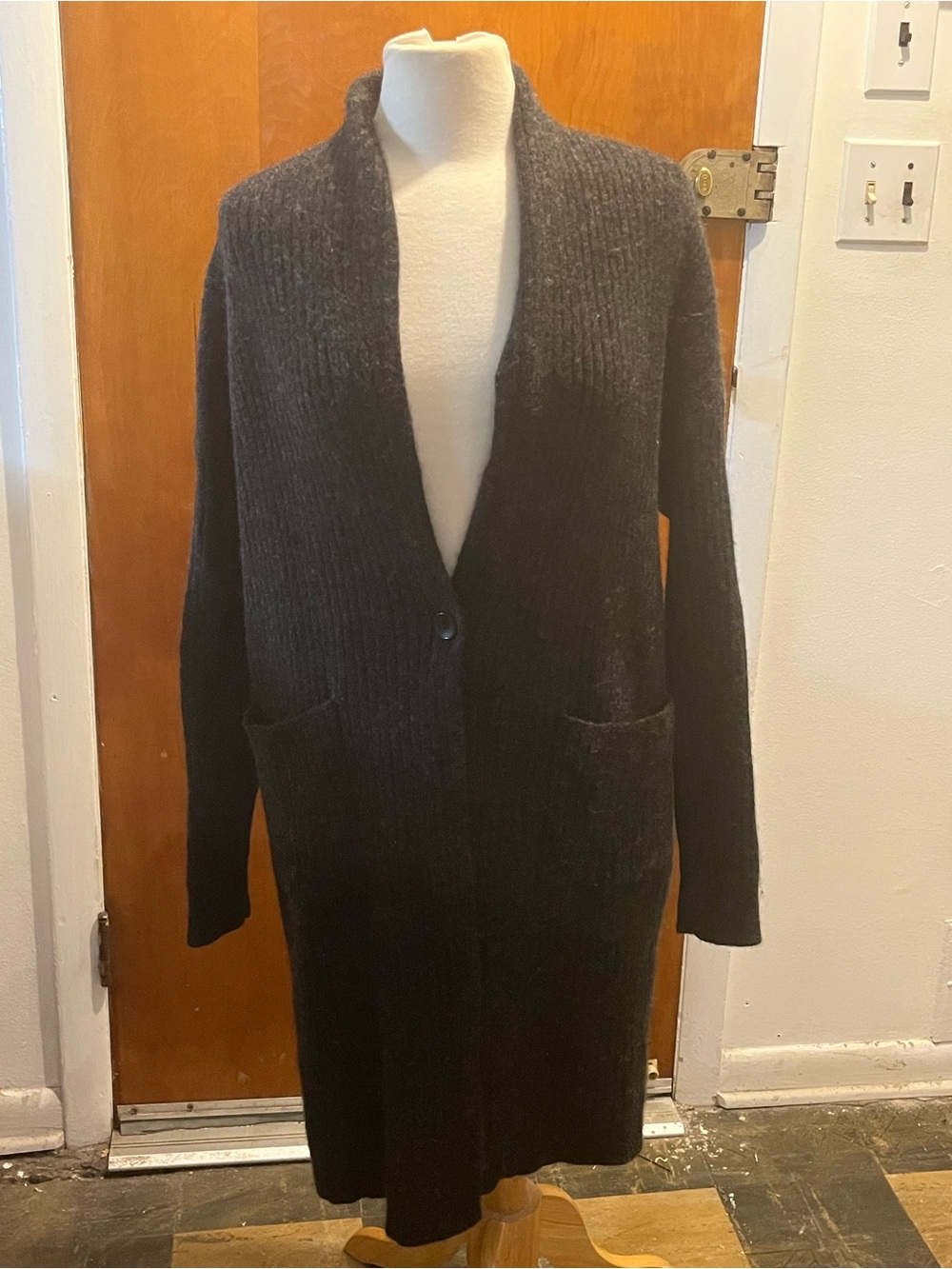 Uniqlo Women’s Dark Gray Charcoal 100% Wool One Button Long Cardigan Sweater M